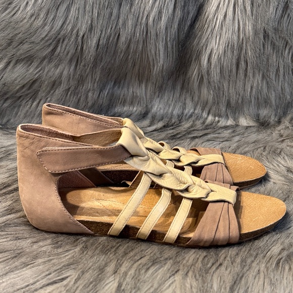 Naya Shoes - Naya Palomi Stylish Women's Leather Sandals in Brown and Cream Size 9N